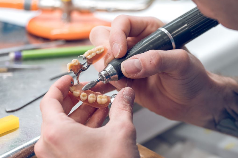 Zubni tehnicar radi zube